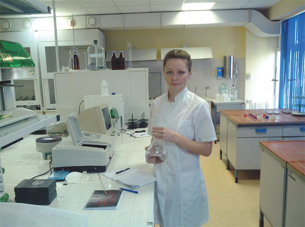 Студентка Локотаева О.А. в химической лаборатории при проведении фотоколориметрического анализа.