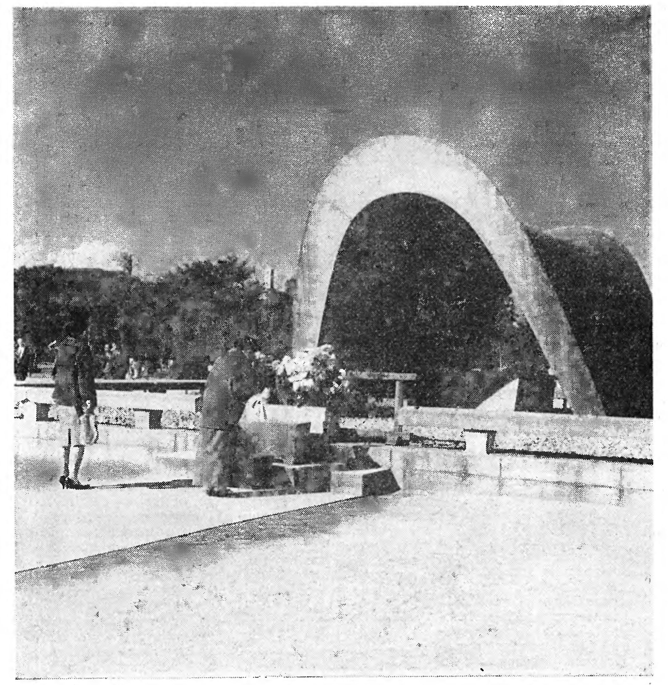 ТЕНИ НА МОСТУ АЙОЙ