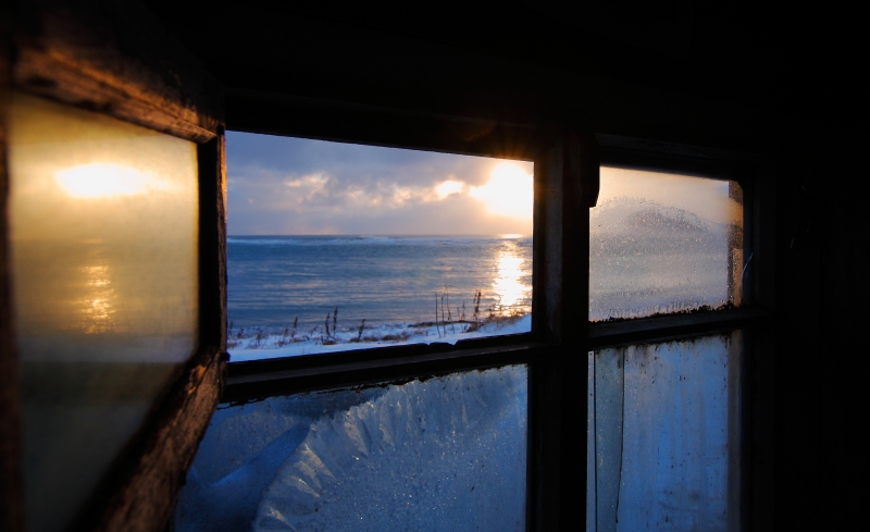 Вид на Тихий океан из окна хижины расположенной на восточном берегу острова Беринга.