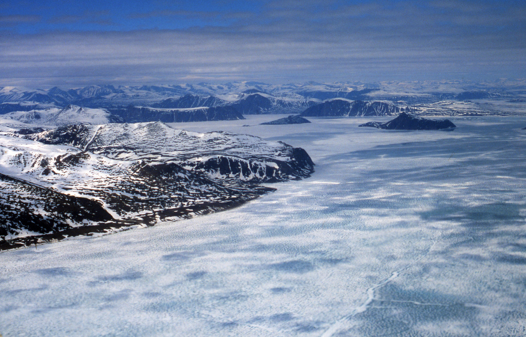 Западное побережье Баффиновой Земли – крупнейшего острова Канадского Арктического архипелага. Фото: GRID Arendal/Flickr.com CC BY-NC-SA 2.0 https://www.flickr.com/photos/gridarendal/31970723861