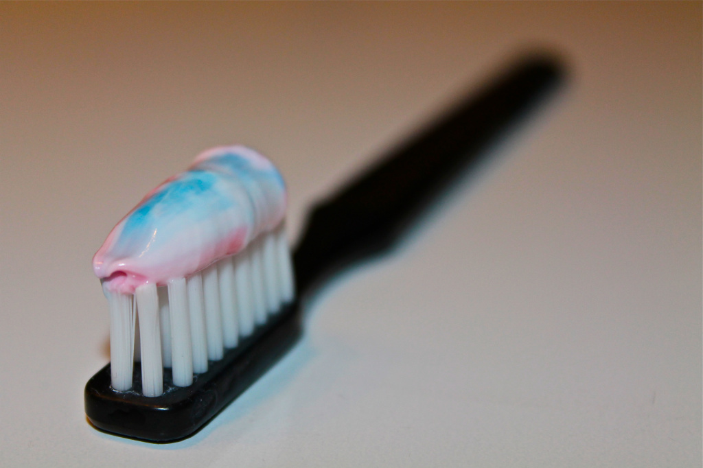 Производители зубных паст часто добавляют в их состав соединения фтора. Фото: Peter Gibson/Flickr.com https://www.flickr.com/photos/carnicula/6872390832 