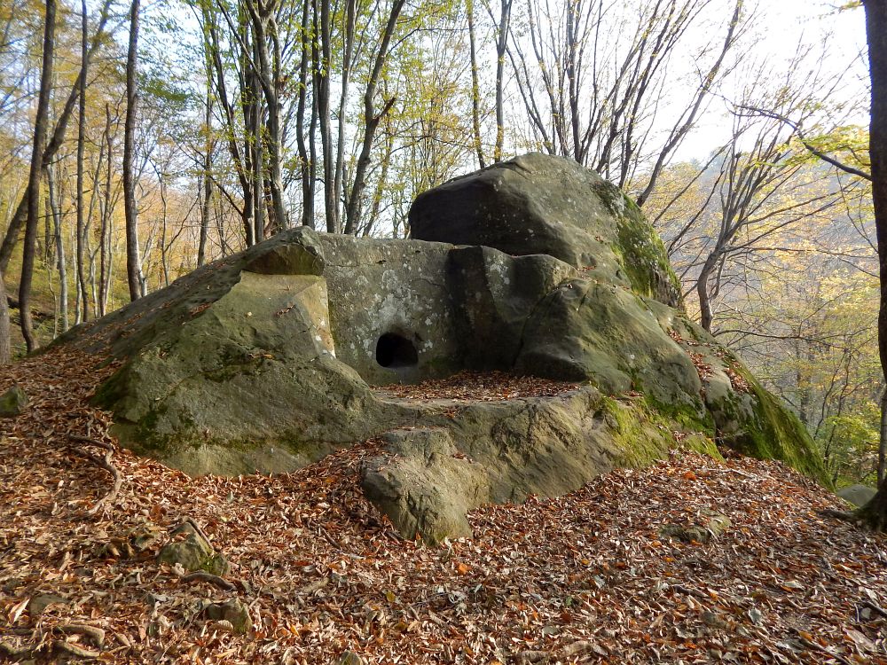 Дольмен-пирамида в долине реки Куапсе. Фото Дмитрия Маркова.