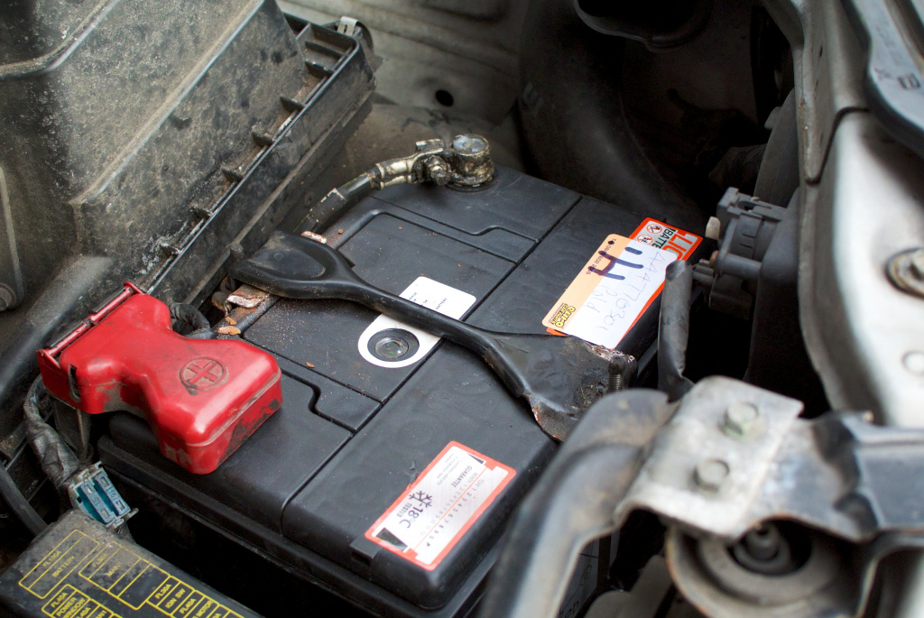 Обычный свинцово-кислотный аккумулятор пока что никуда не делся из большинства легковых автомобилей. Фото: Rob Allen/Flickr.com CC BY-NC-SA 2.0 https://www.flickr.com/photos/akrabat/11729442063 