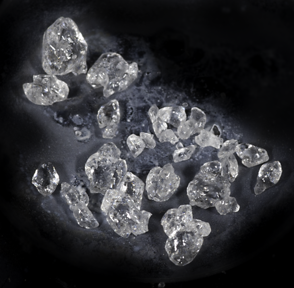 Кристаллы дифторида ксенона XeF2. Фото: Andif1/Wikimedia Commons https://upload.wikimedia.org/wikipedia/commons/6/6f/XeF2_kristalle.png 