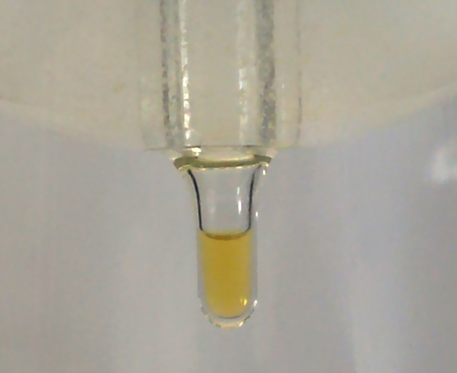 Жидкий фтор при температуре -196 °C. Фото: Prof. Dr. Sebastian Riedel/Wikimedia Commons https://commons.wikimedia.org/wiki/Category:Liquid_fluorine#/media/File:Fluorine_liquid_-196_°C.jpg 