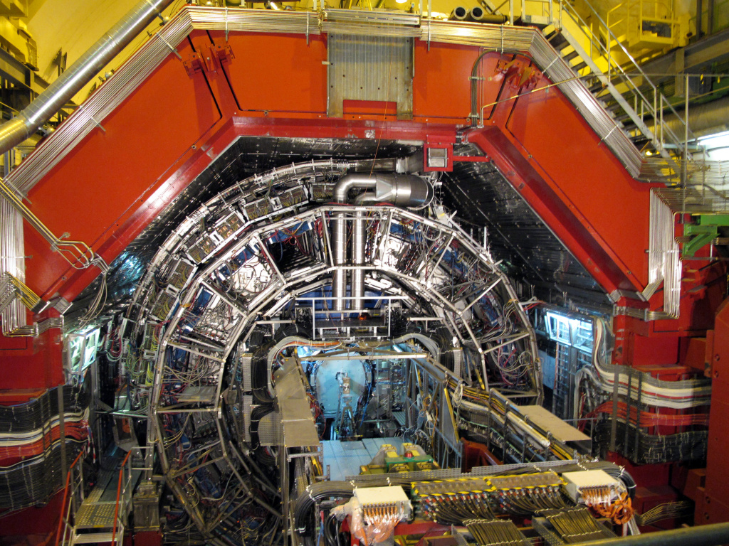 Столкновения протонов и ядер свинца исследуются на детекторе ALICE Большого адронного коллайдера в ЦЕРНе. Фото: Rain Rabbit/Flickr.com CC BY-NC 2.0 https://www.flickr.com/photos/37996583811@N01/10001627094 